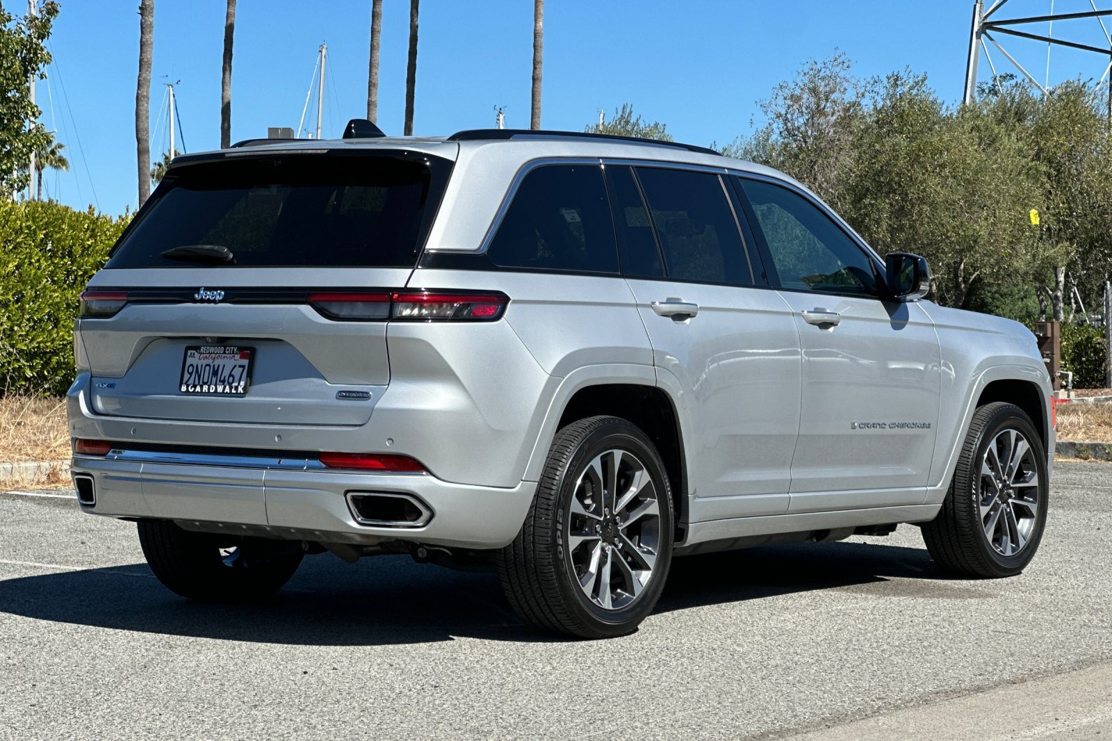 Used 2023 Jeep Grand Cherokee Overland w/ Advanced Protech Group III AWD/4WD image 4