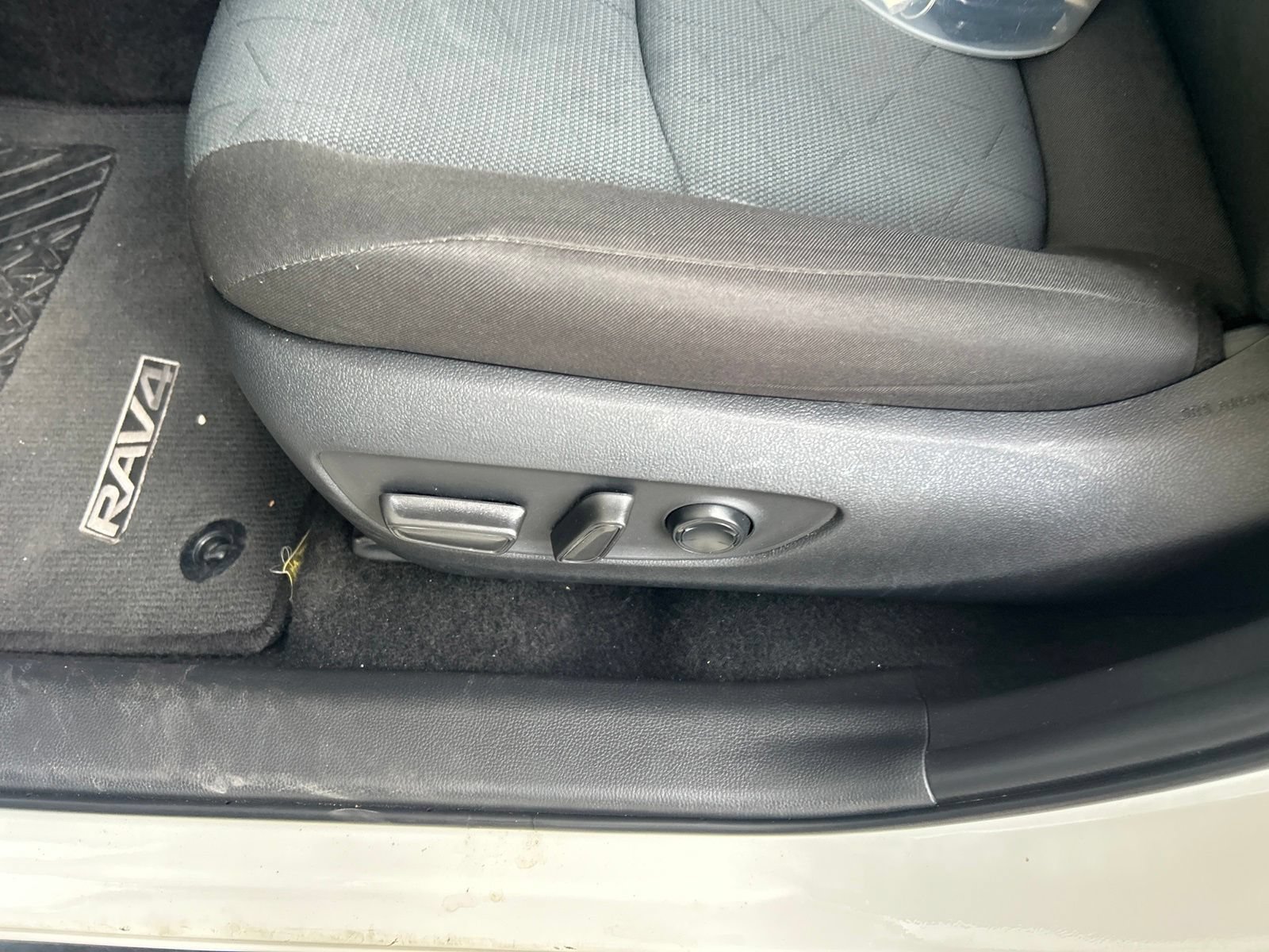 Used 2025 Toyota RAV4 XLE FWD image 19