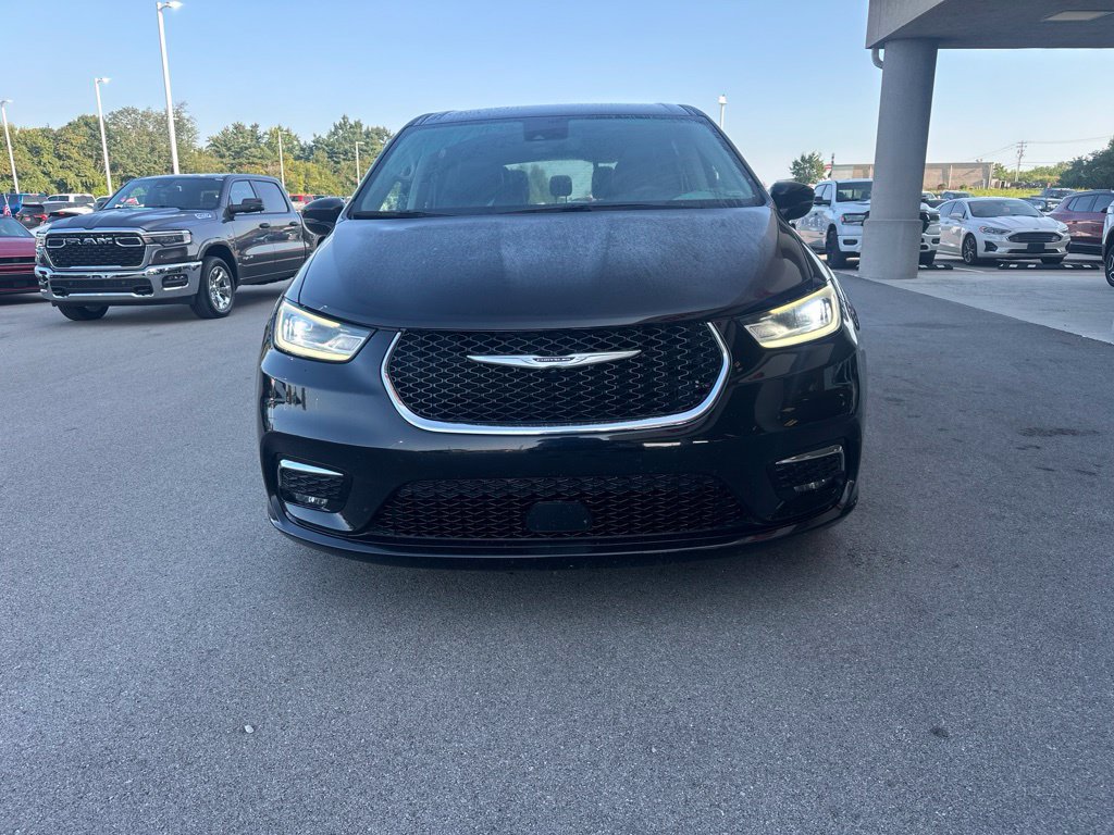 Used 2024 Chrysler Pacifica Touring-L FWD image 2