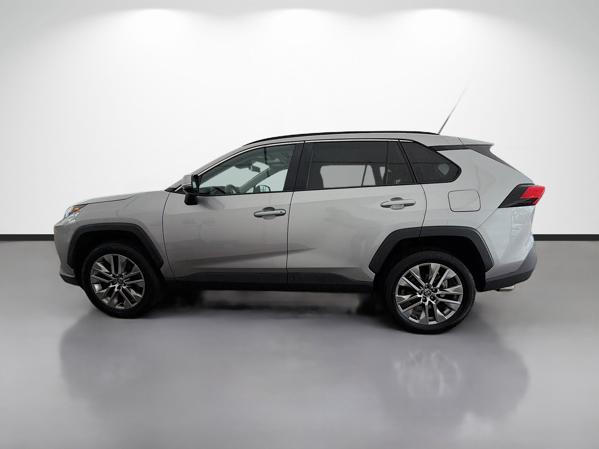 Used 2022 Toyota RAV4 XLE Premium image 6