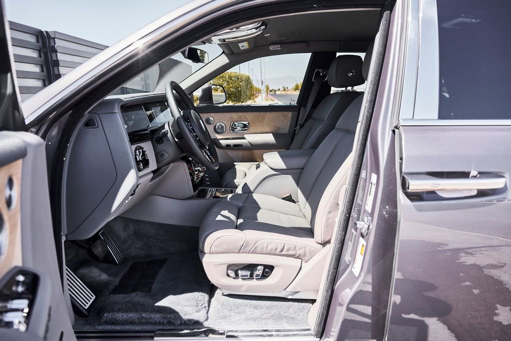 Used 2025 Rolls-Royce Phantom Sedan RWD image 36