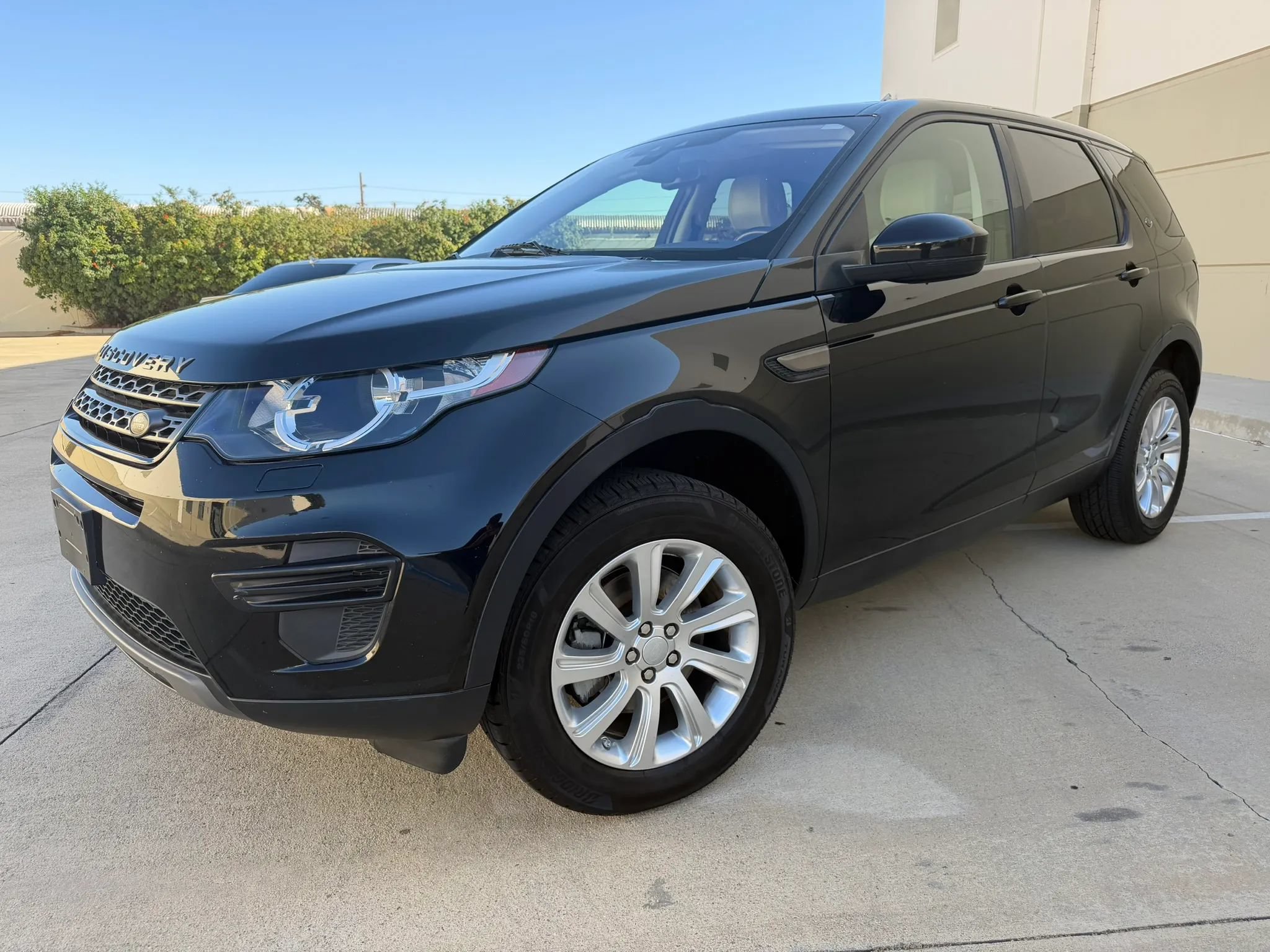 Used 2017 Land Rover Discovery Sport SE AWD/4WD image 1