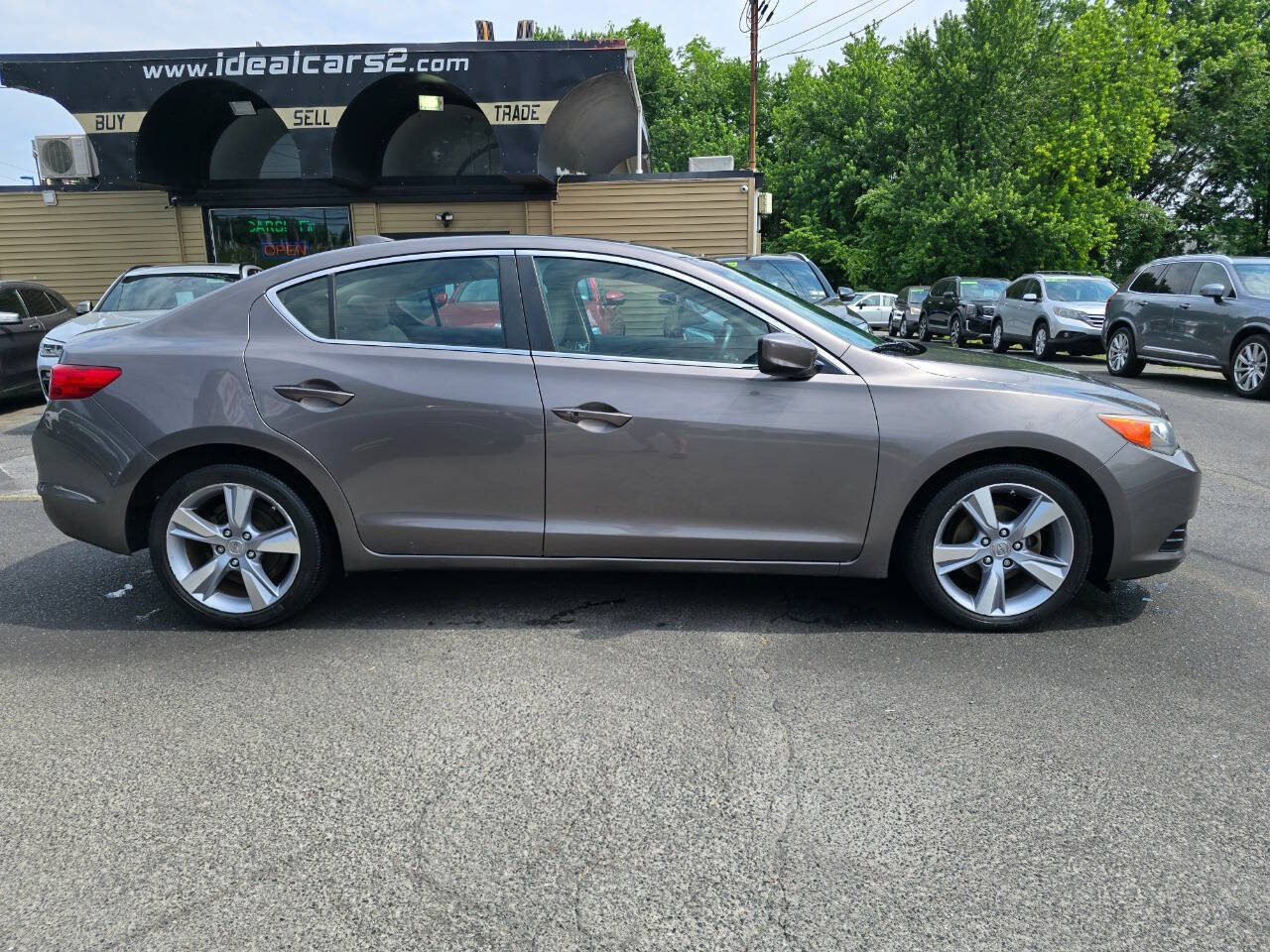 Used 2013 Acura ILX w/ Technology Package FWD image 2