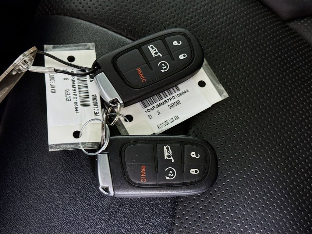 Used 2023 Jeep Cherokee Altitude Lux w/ Lux Elite Package AWD/4WD image 36