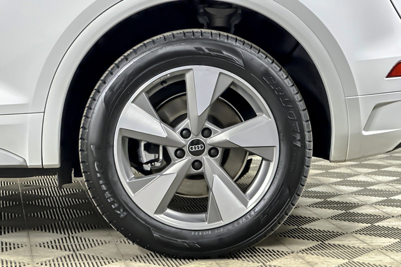 Used 2023 Audi Q5 2.0T Premium w/ Convenience Package image 24