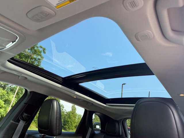 Used 2023 Jeep Cherokee Trailhawk w/ Sun & Sound Group AWD/4WD image 13