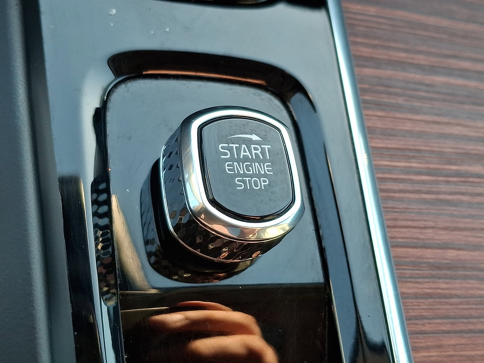 Used 2023 Volvo XC60 B5 Plus image 24