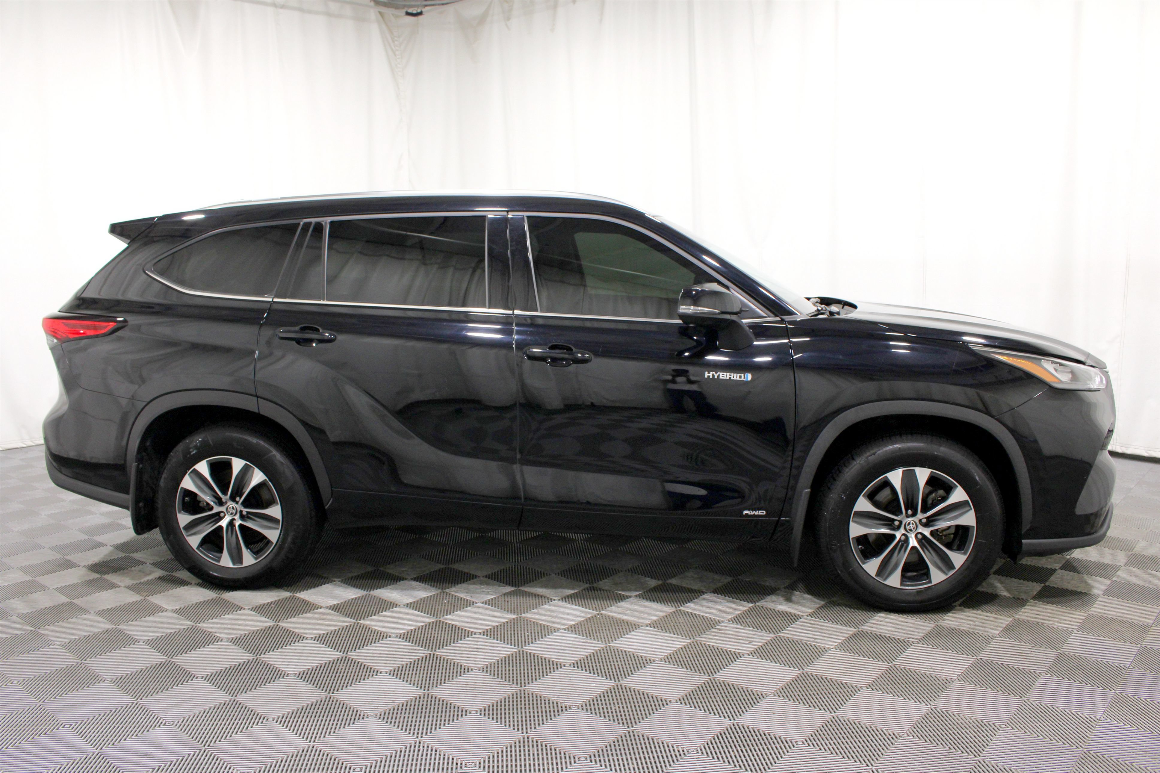 Used 2020 Toyota Highlander XLE AWD/4WD image 30