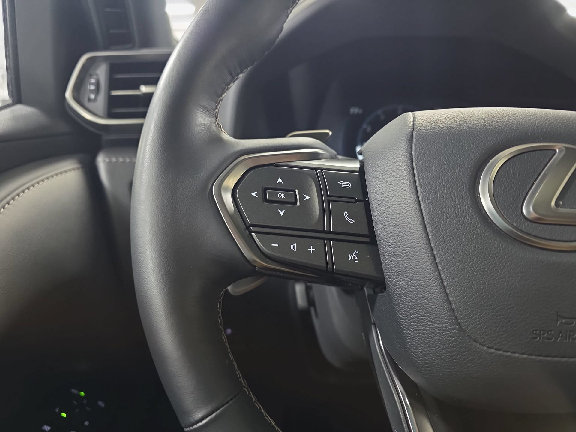 Used 2025 Lexus LX 700h Overtrail w/ Accessory Package (Z1) AWD/4WD image 17