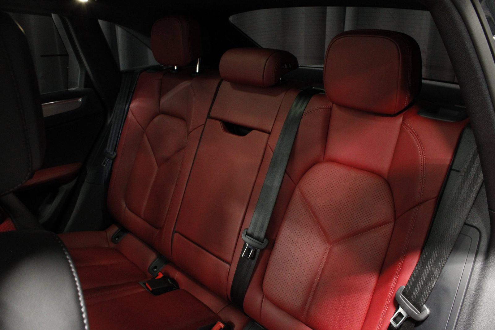 Certified 2025 Porsche Macan AWD/4WD image 20