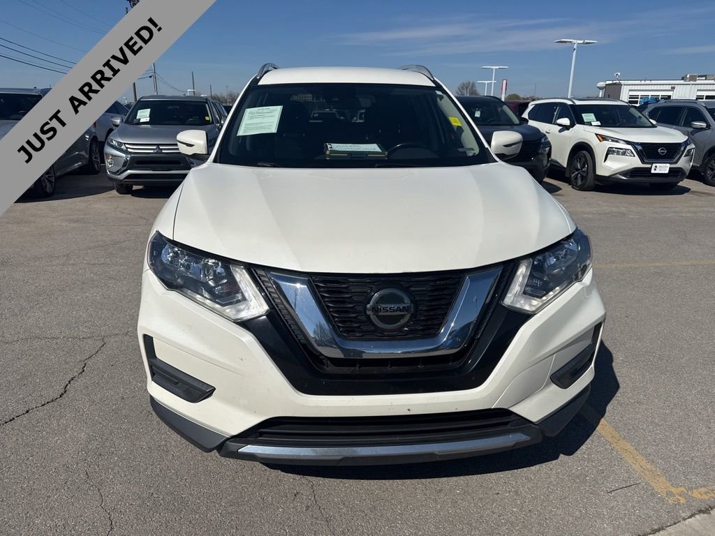 Used 2020 Nissan Rogue SV image 2