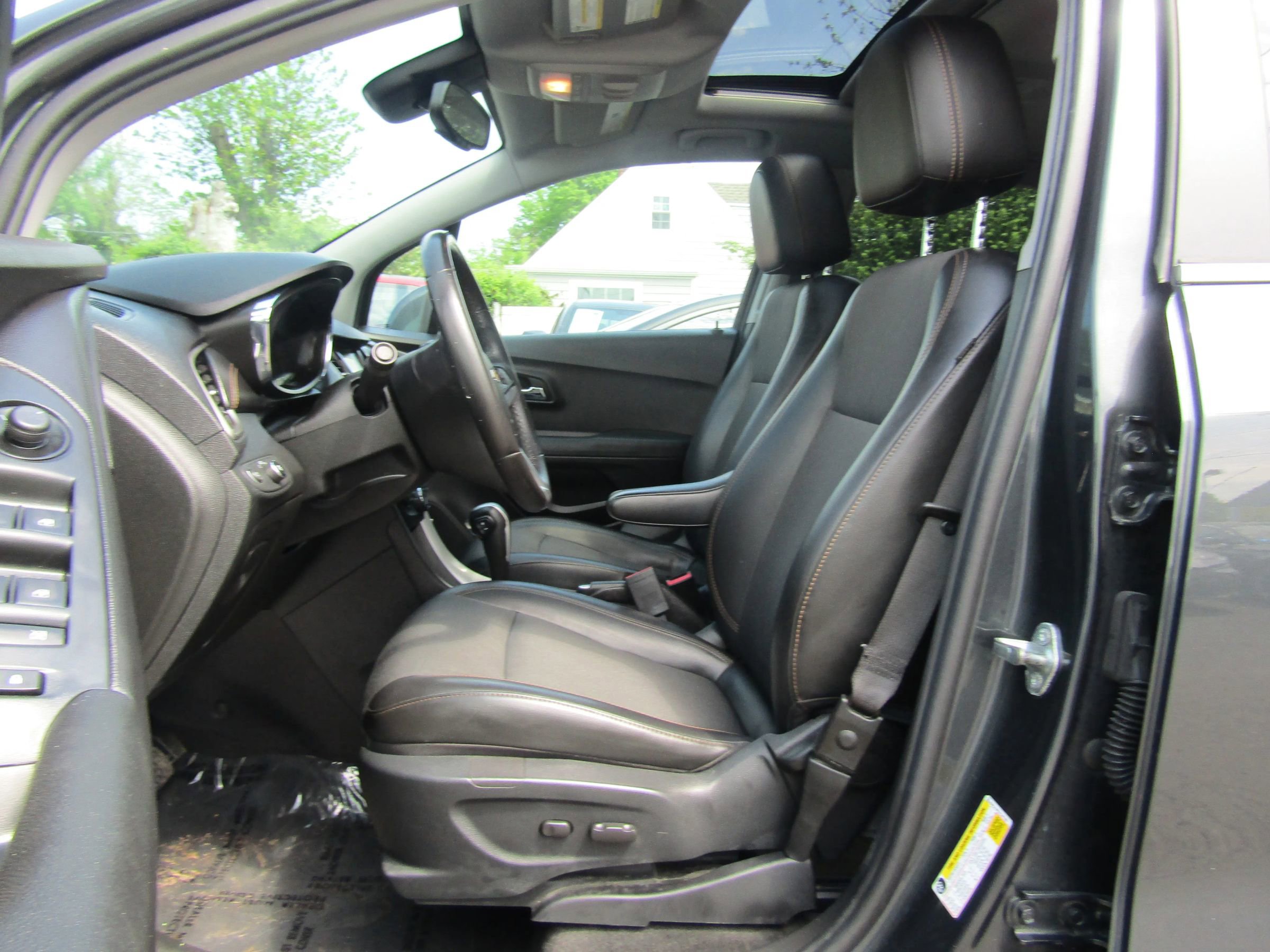 Used 2017 Chevrolet Trax LT w/ Sun & Sound Package FWD image 9