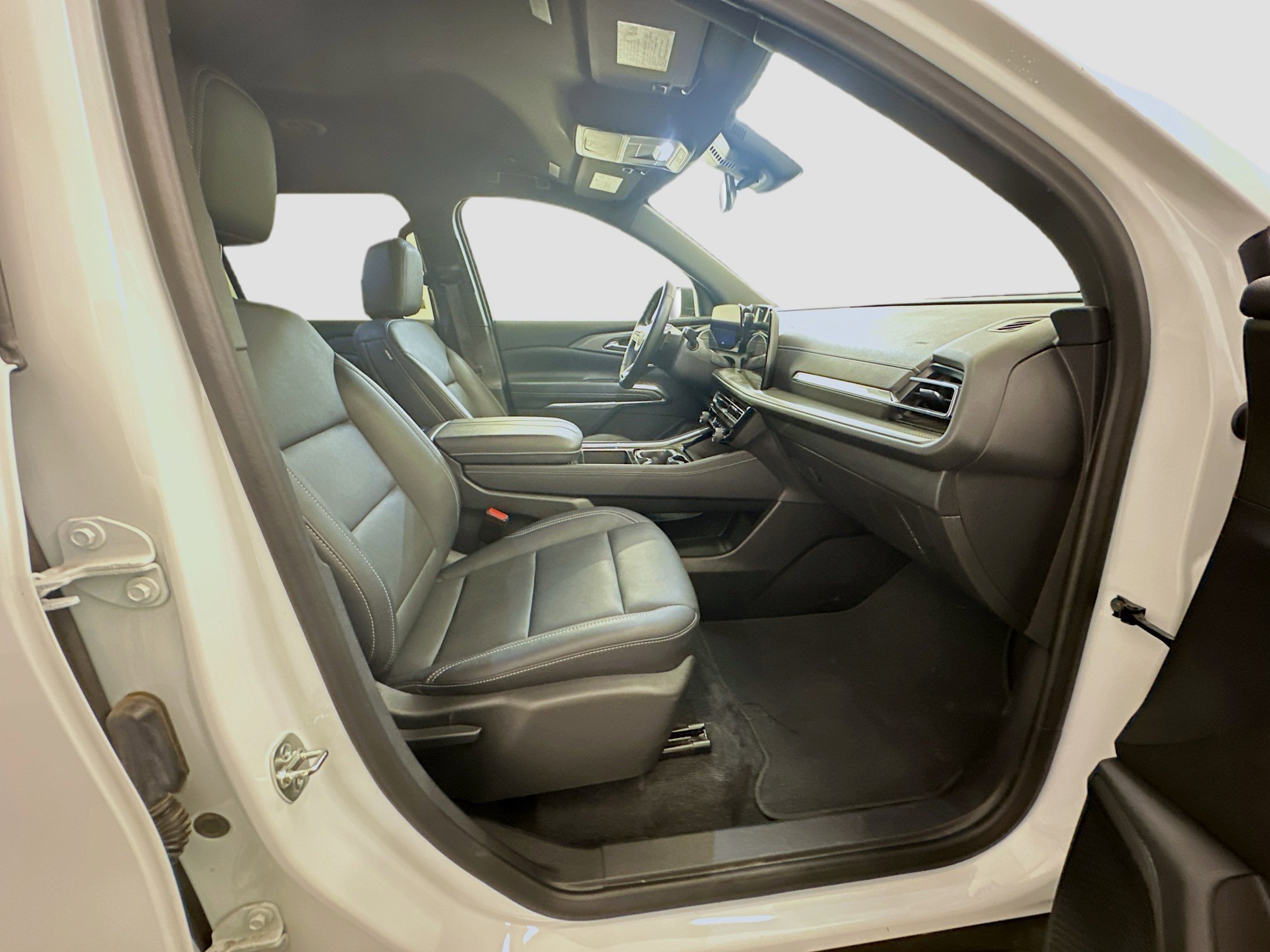 Used 2025 Chevrolet Traverse LT image 33