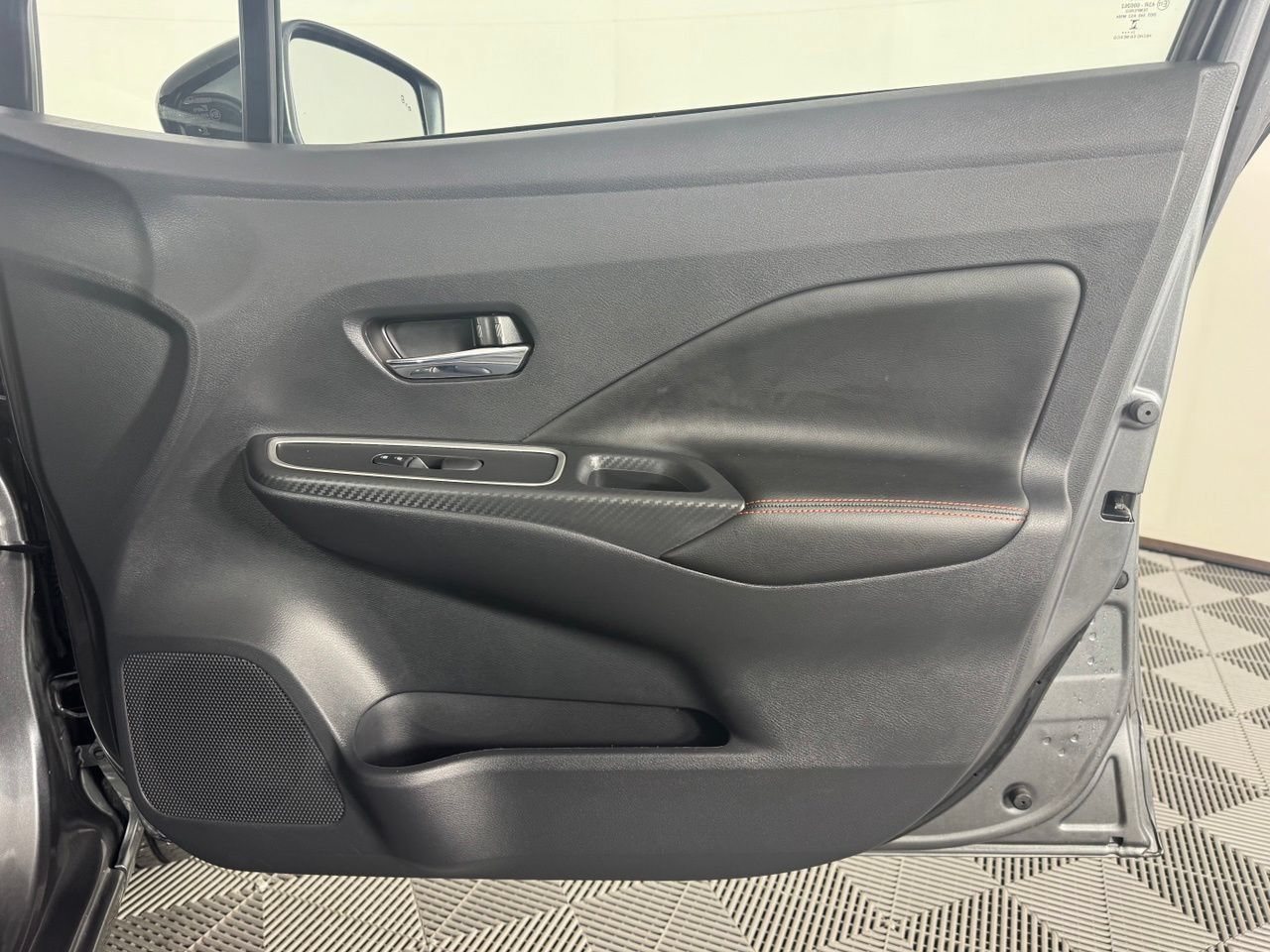 Used 2025 Nissan Versa SR FWD image 33