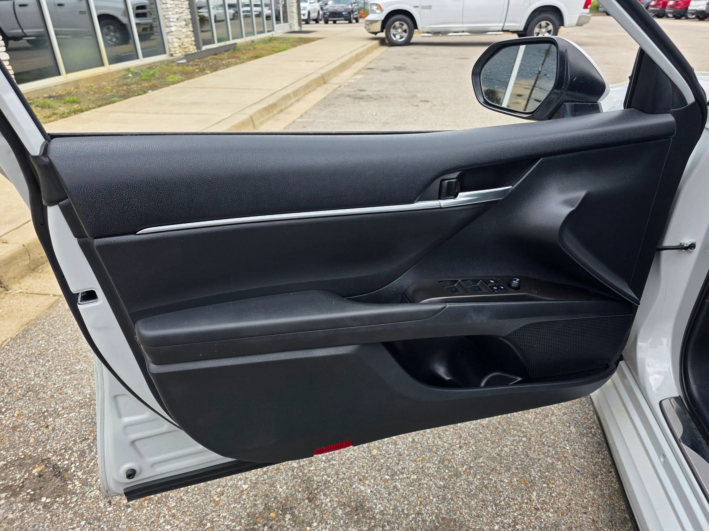 Used 2024 Toyota Camry SE w/ Convenience Package FWD image 12