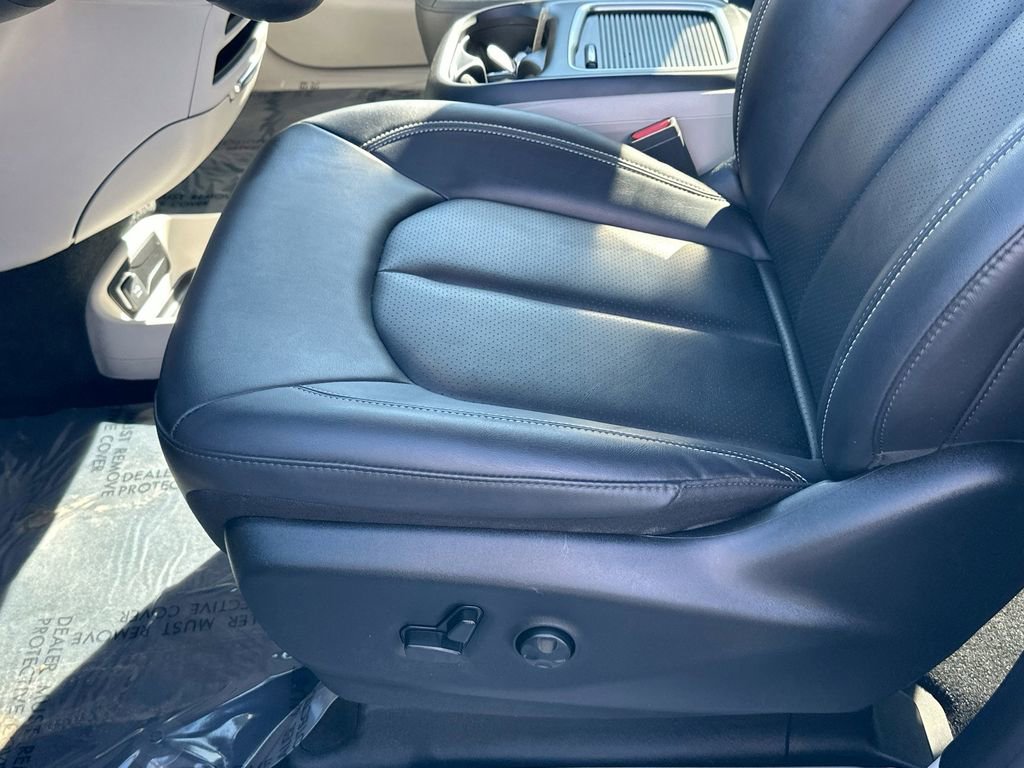 Used 2024 Chrysler Pacifica Select FWD image 19