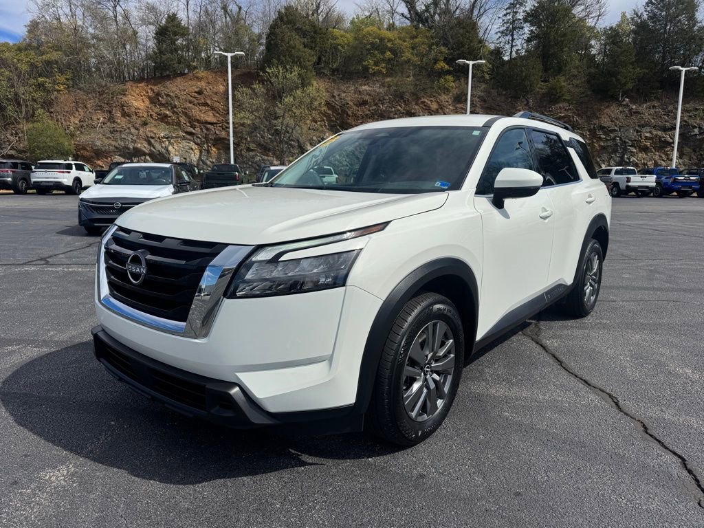 Used 2025 Nissan Pathfinder SV image 3