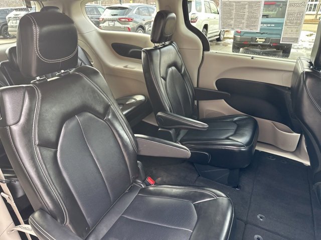 Used 2024 Chrysler Pacifica Touring-L image 17