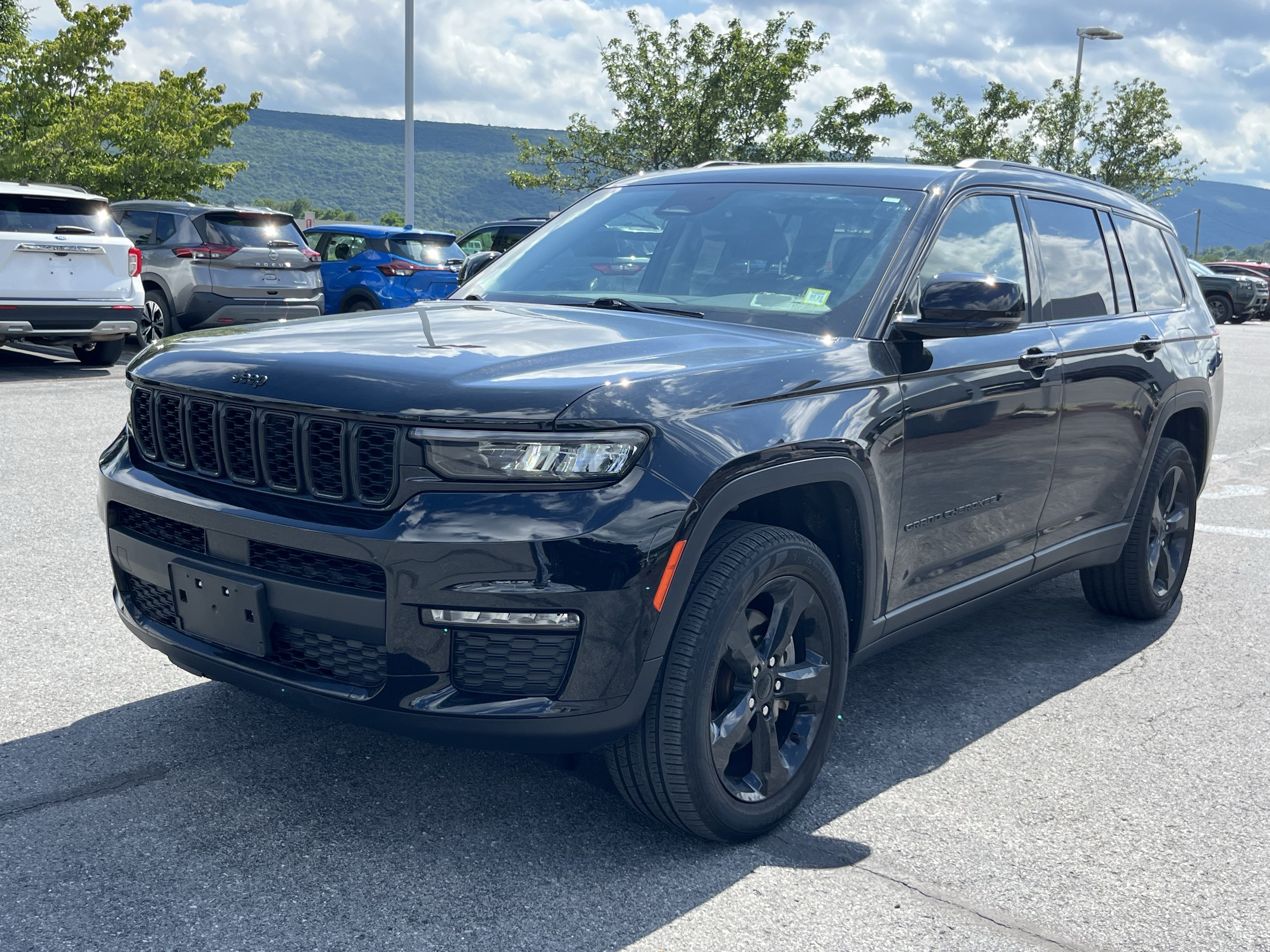 Used 2023 Jeep Grand Cherokee L Limited w/ Black Appearance Package AWD/4WD image 7