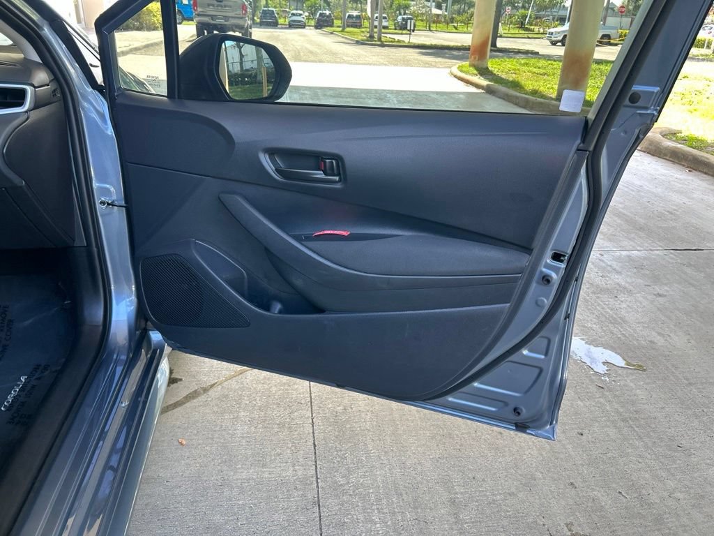Used 2025 Toyota Corolla LE FWD image 27