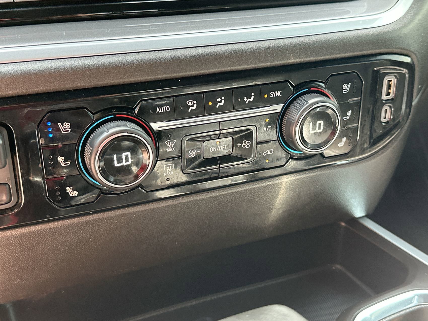 Used 2024 Chevrolet Silverado 1500 High Country w/ High Country Premium Package image 19