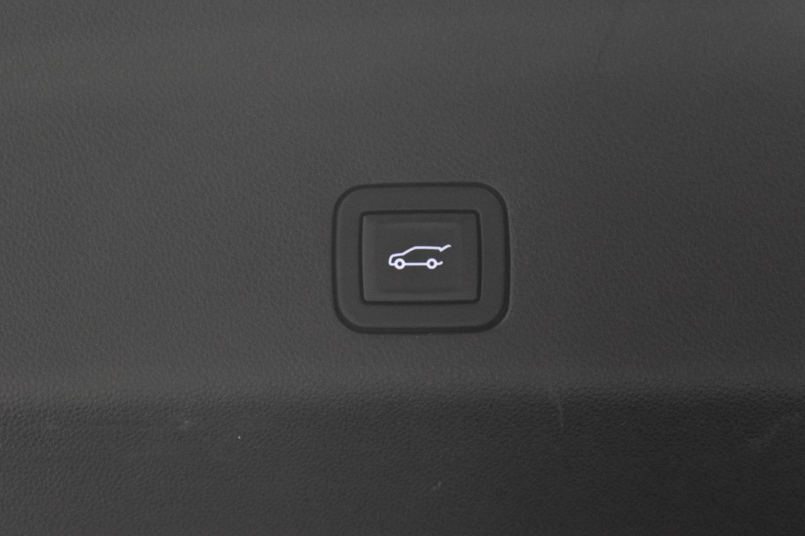 Used 2023 Cadillac Escalade ESV Premium Luxury w/ LPO, Floor Liner Package AWD/4WD image 29