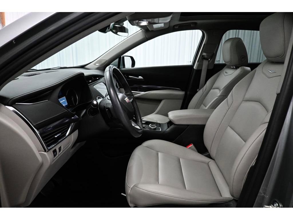 Used 2023 Cadillac XT4 Luxury w/ Cold Weather Package FWD image 10