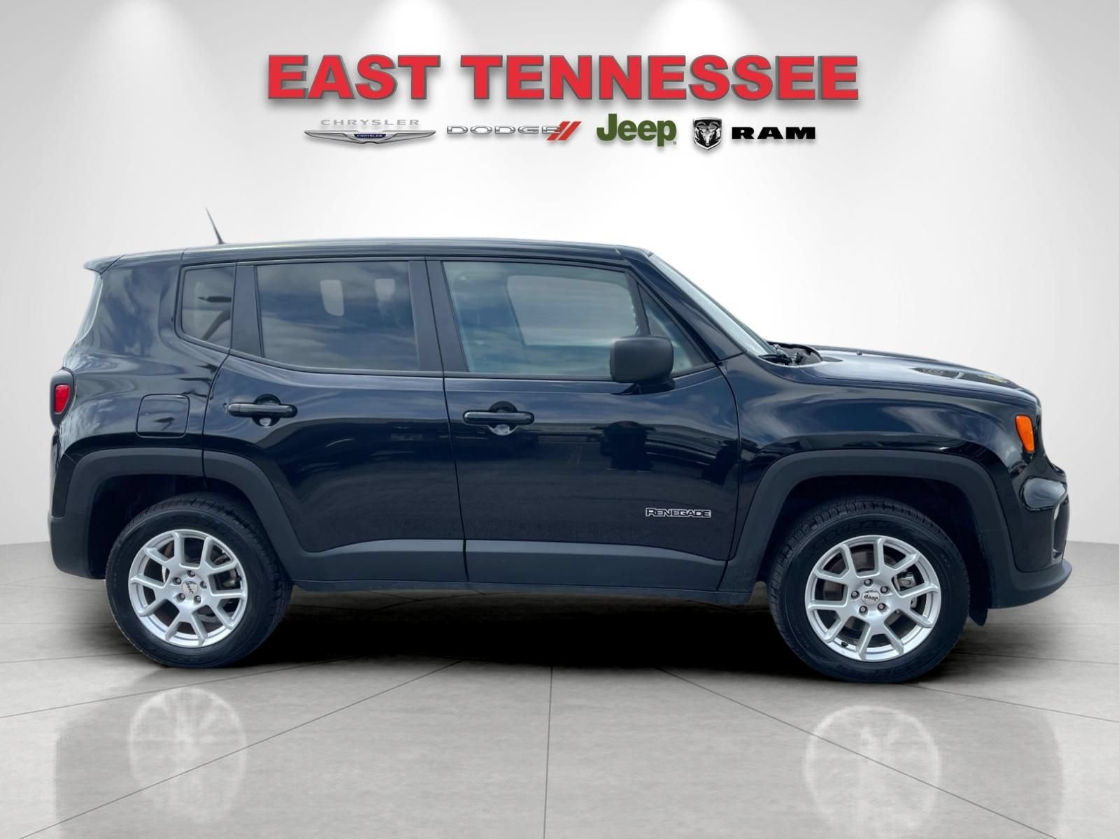 Used 2023 Jeep Renegade Latitude AWD/4WD image 2