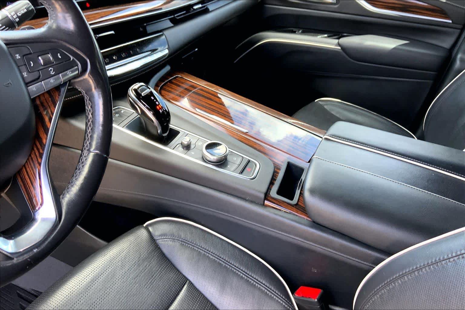 Used 2022 Cadillac Escalade Premium Luxury w/ Performance Package AWD/4WD image 17