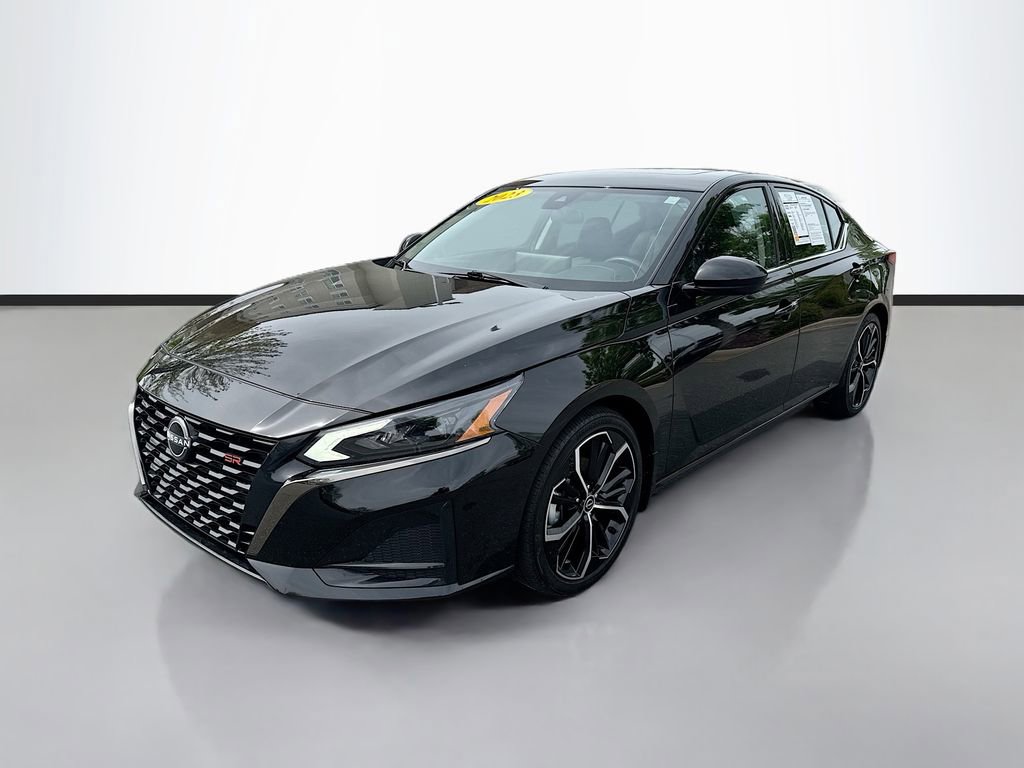 Used 2023 Nissan Altima 2.5 SR w/ SR Premium Package image 3