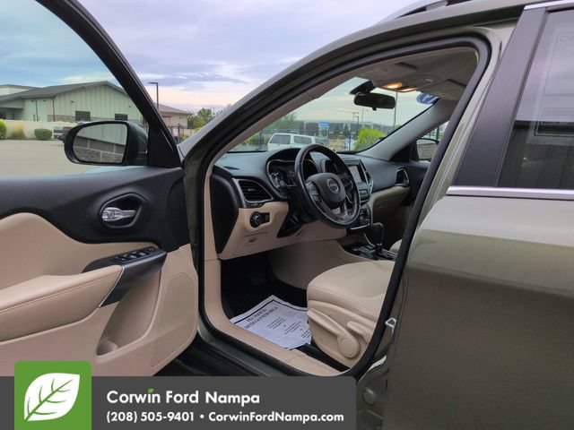 Used 2019 Jeep Cherokee Latitude w/ Cold Weather Group AWD/4WD image 9