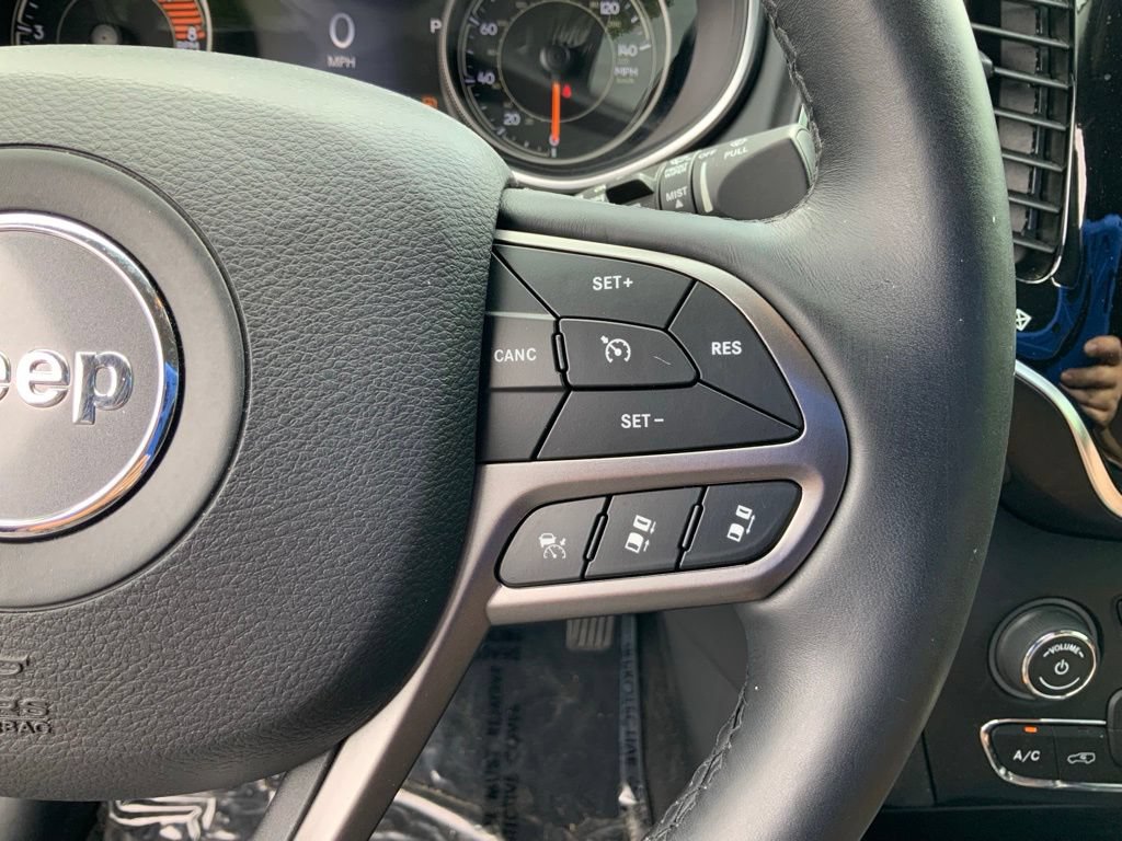 Used 2019 Jeep Cherokee Overland w/ Technology Group AWD/4WD image 23