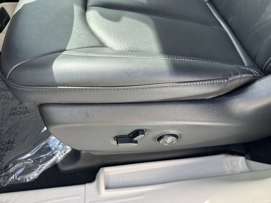 Used 2024 Chrysler Pacifica Touring-L FWD image 40