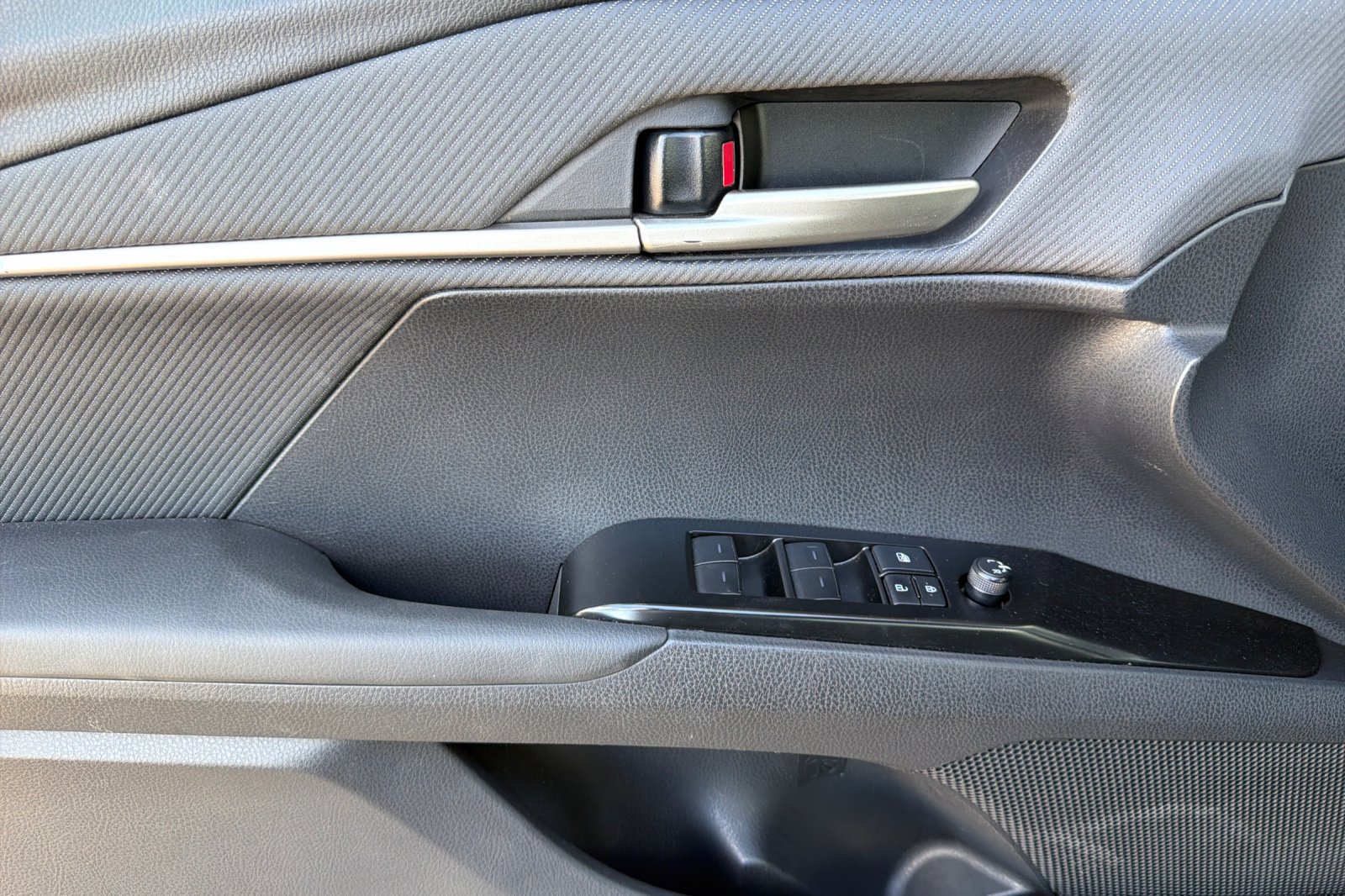 Used 2025 Toyota Camry SE FWD image 13