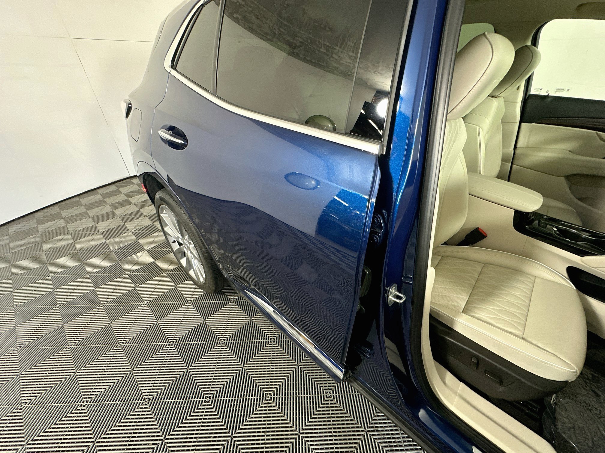 Used 2023 Buick Envision Avenir FWD image 28