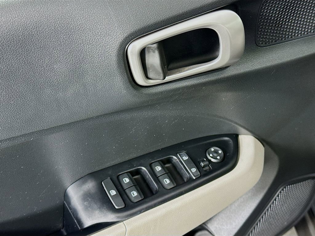Used 2024 Hyundai Venue SEL image 17
