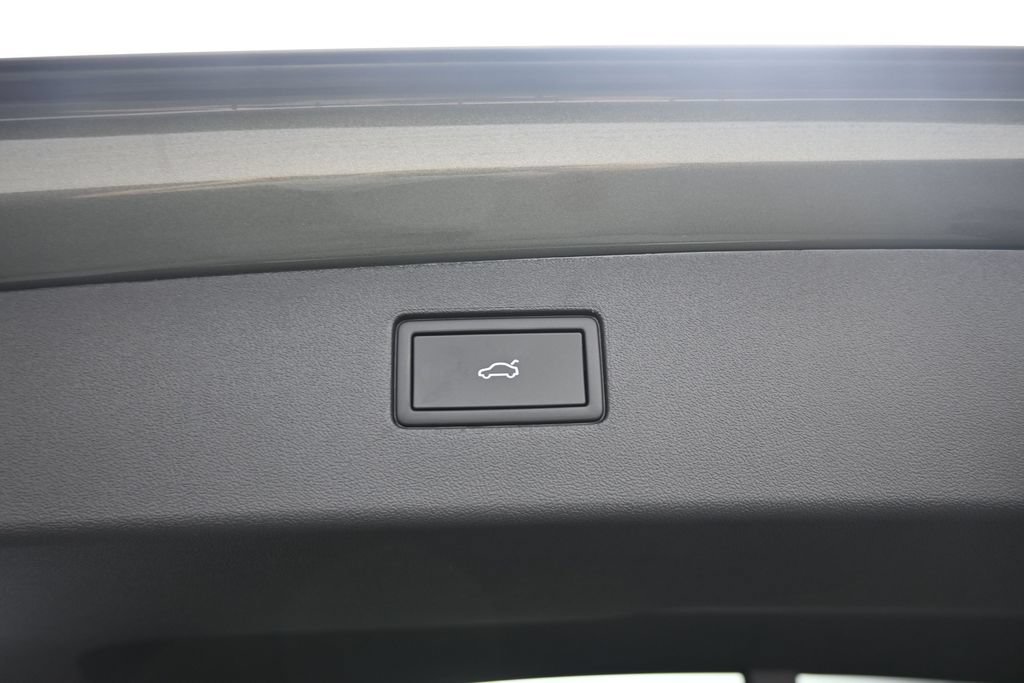 New 2026 Volkswagen Tiguan SE R-Line FWD image 34