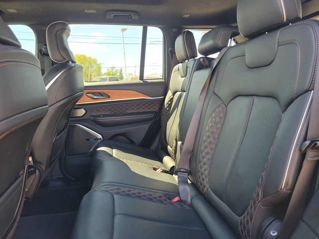 Used 2023 Jeep Grand Cherokee Summit AWD/4WD image 12