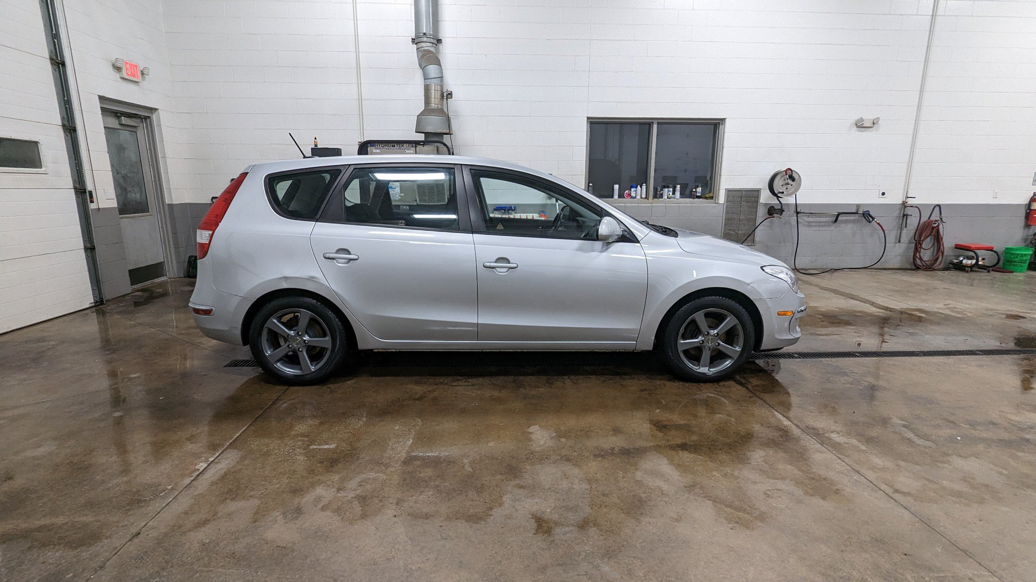 Used 2009 Hyundai Elantra w/ Premium-Sport Pkg 2 FWD image 1