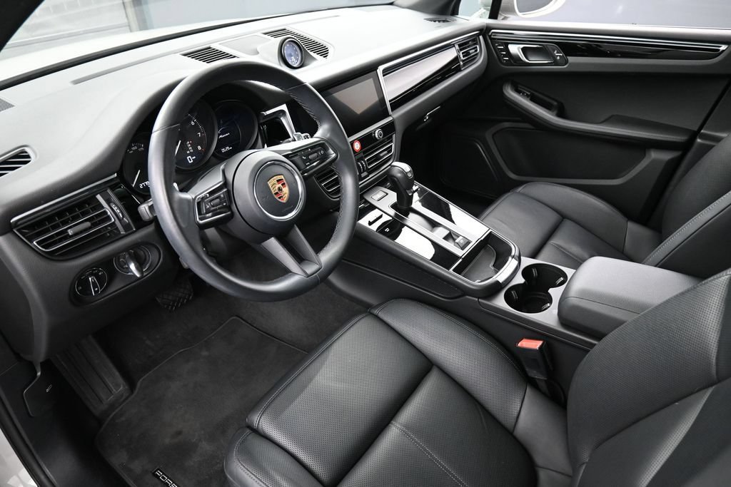 Certified 2023 Porsche Macan Turbo AWD/4WD image 4