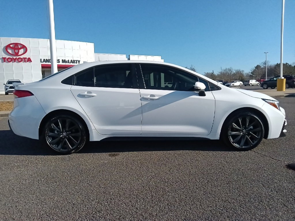 Used 2025 Toyota Corolla SE image 2