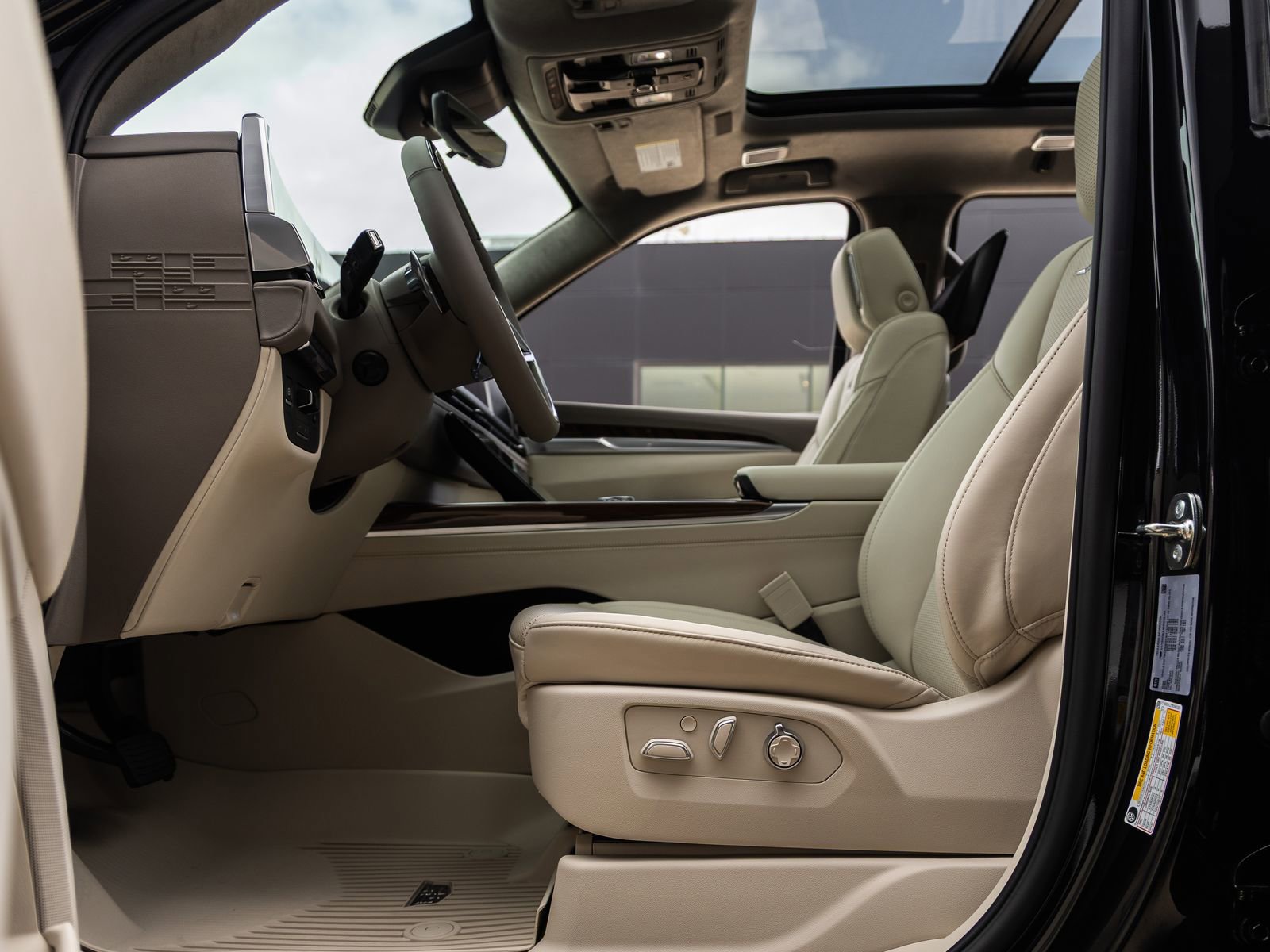 Used 2026 Cadillac Escalade Platinum Sport w/ LPO, Floor Liner Package AWD/4WD image 21