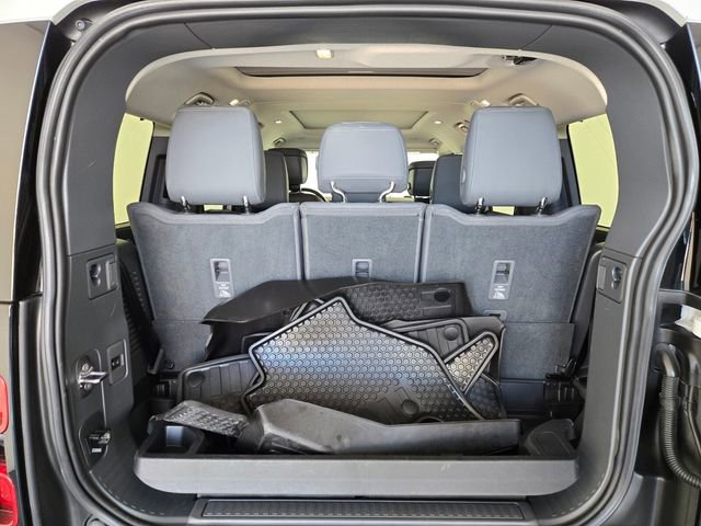 Used 2024 Land Rover Defender 130 X-Dynamic SE image 15