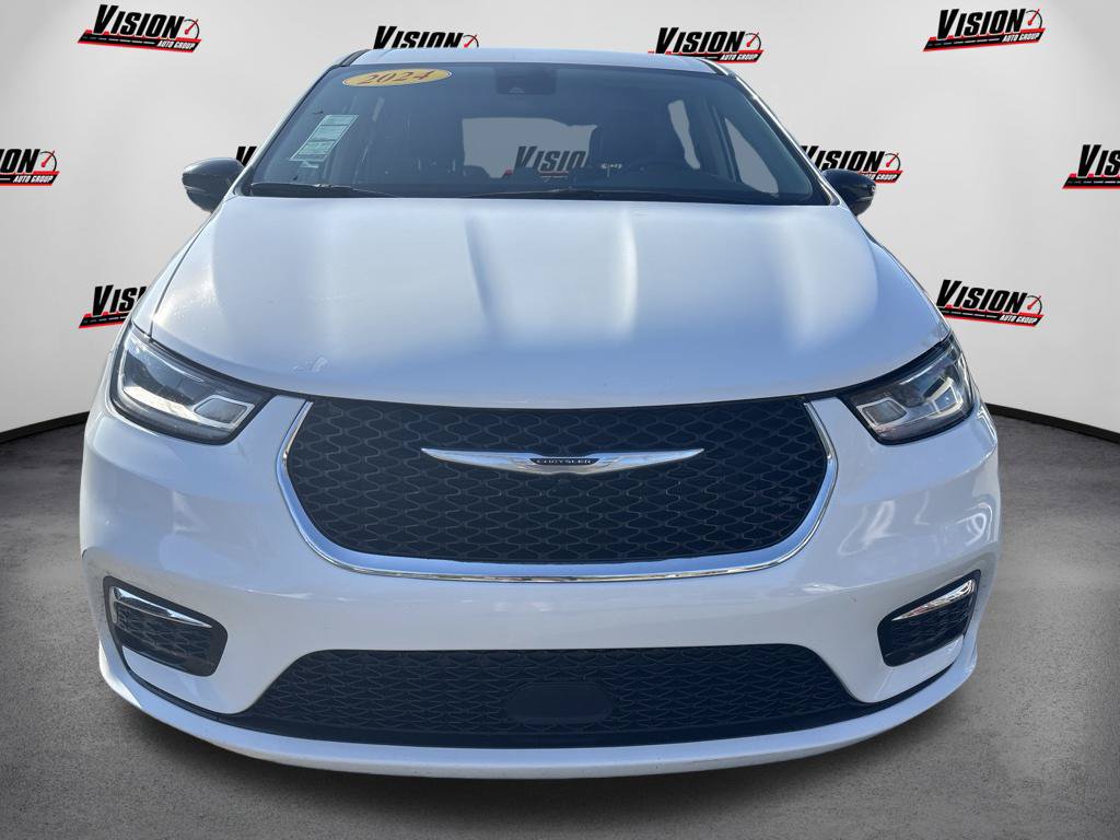 Used 2024 Chrysler Pacifica Touring-L FWD image 2