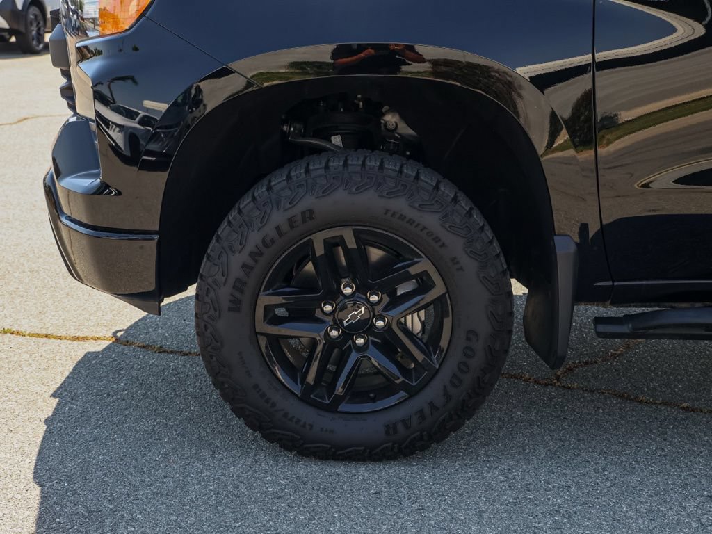 Used 2025 Chevrolet Silverado 1500 Custom Trail Boss AWD/4WD image 11