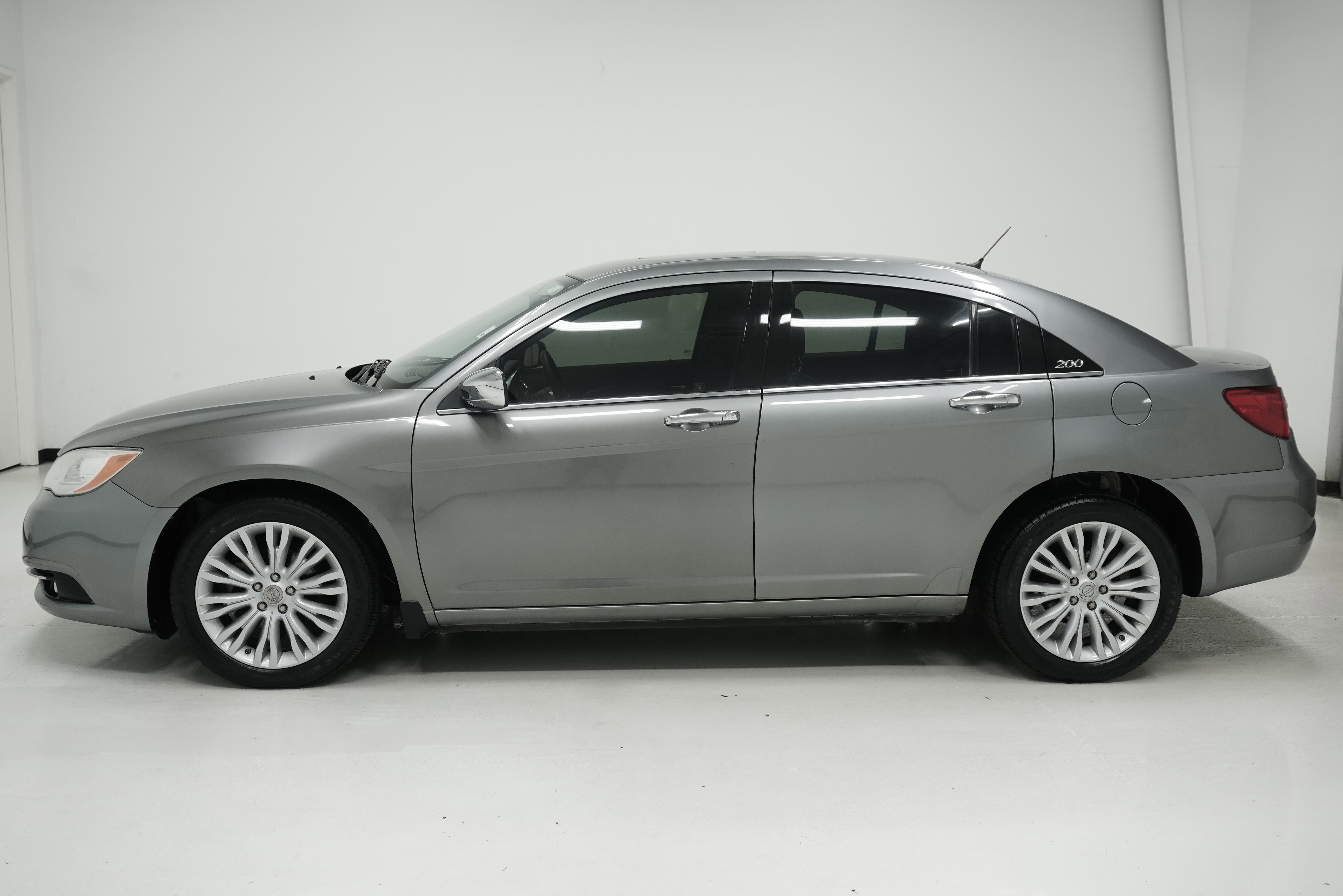 Used 2011 Chrysler 200 Limited FWD image 7