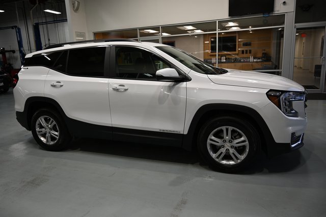 Used 2023 GMC Terrain SLE w/ Driver Convenience Package image 4