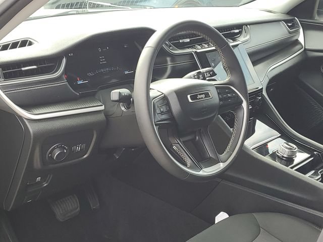 Used 2023 Jeep Grand Cherokee Laredo AWD/4WD image 8