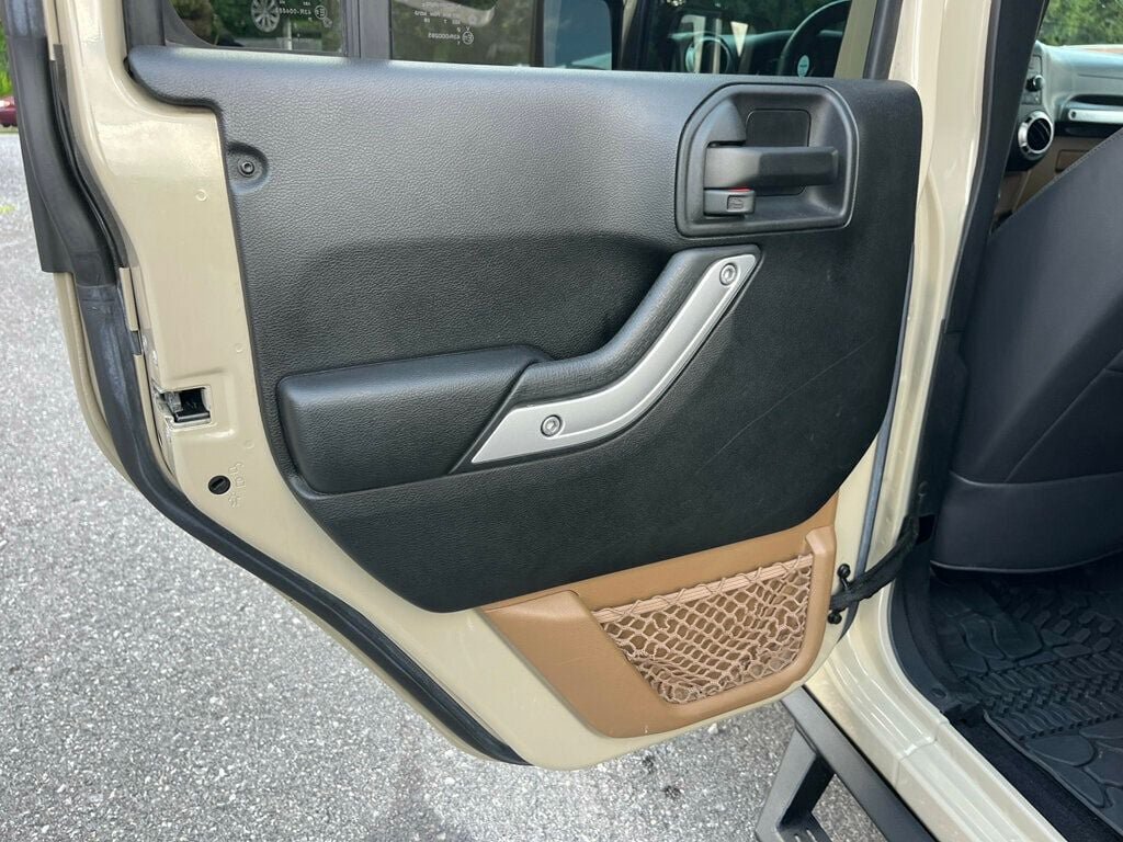 Used 2017 Jeep Wrangler Unlimited Rubicon AWD/4WD image 30
