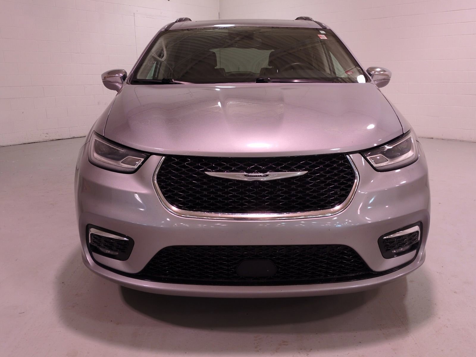 Used 2021 Chrysler Pacifica Limited AWD/4WD image 9